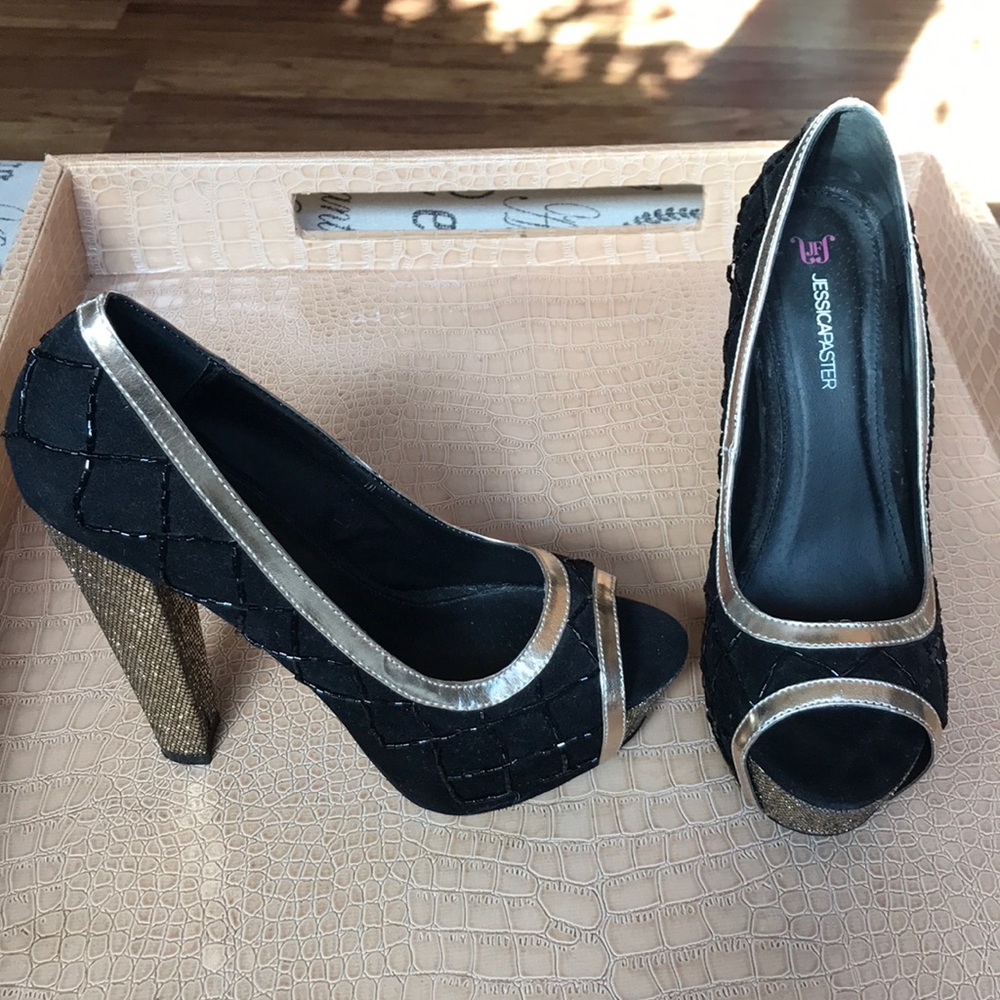 JustFab Like New Black and Gold Heel
